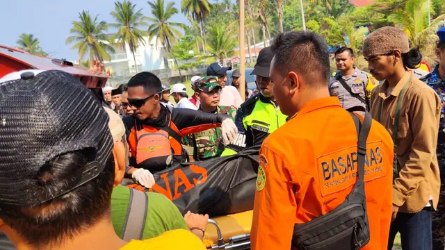 Proses evakuasi jenazah santri pengikut Habib Bahar bin Smith, tewas tenggelam di Pantai Sunset Kabupaten Sukabumi (Liputan6.com/Istimewa)