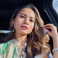 Acha seolah suka berpose saat matahari mengenai wajahnya. Bahkan saat di dalam mobil sekalipun, ia terlihat percaya diri melakukan selfie yang menunjukkan potret wajah yang natural. (Liputan6.com/IG/@septriasaacha).
