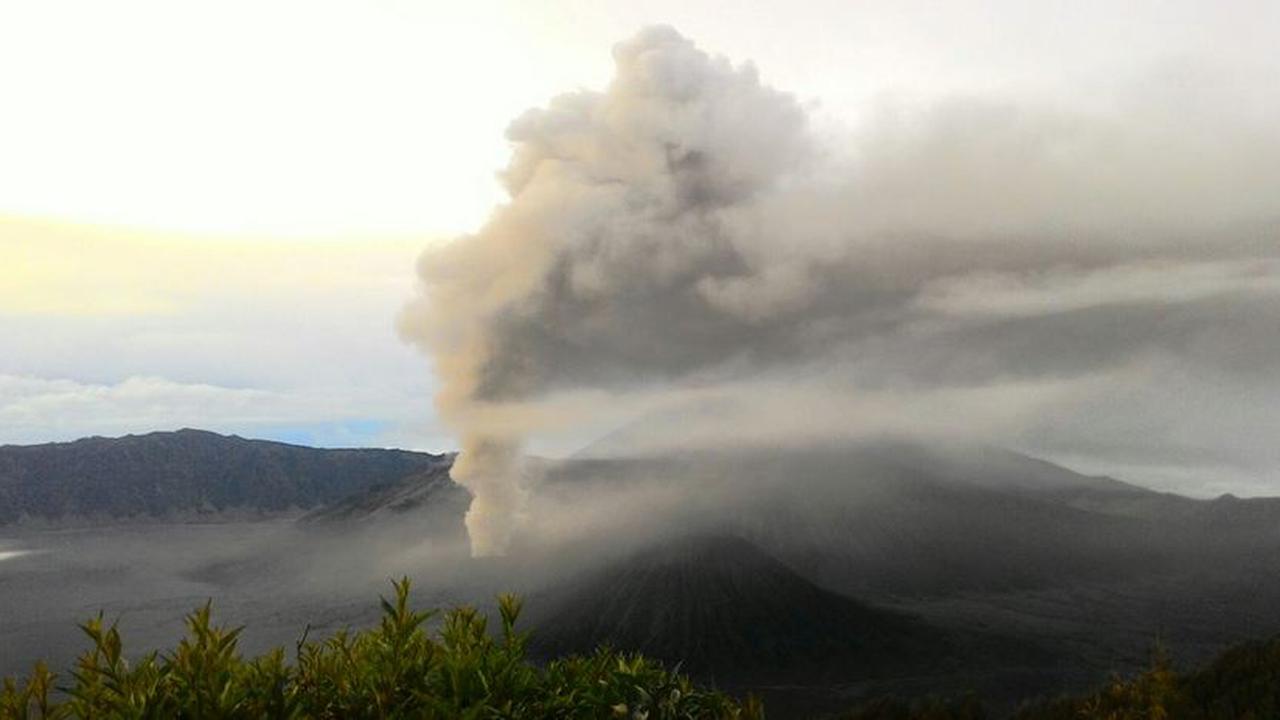 20151215-erupsi-jakarta-bromo