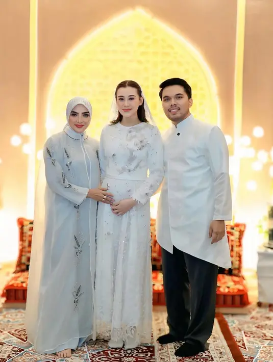 Ashanty memilih tunik dengan siluet modern yang memadukan unsur tradisional dan kontemporer. Material kain berkualitas tinggi dengan detail bordir halus menambah kesan mewah pada busana yang dikenakannya.  [@ashanty_ash].