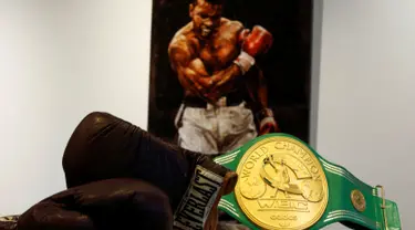 Sarung tinju dan sabuk juara WBC Muhammad Ali yang akan dilelang di Heritage Auctions, Manhattan, New York, AS, (19/8). Sabuk juara WBC direbut Muhammad Ali dari George Foreman di laga bertajuk "Rumble in The Jungle", pada 1974. (REUTERS/Eduardo Munoz)