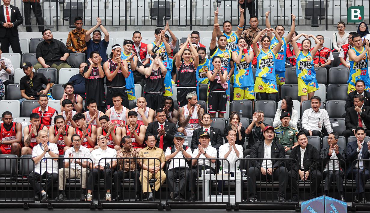 <p>Presiden Republik Indonesia, Joko Widodo (tengah) dan sejumlah menteri Kabinet Indonesia Bersatu memberikan tepuk tangan saat acara peresmian Indonesia Arena pada Senin (07/08/2023) di Senayan, Jakarta. (Bola.com/Bagaskara Lazuardi)</p>