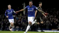 Pemain Everton, Theo Walcott merayakan golnya ke gawang Leicester City pada lanjutan Premier League pekan ke-25 di Goodison Park, Liverpool (1/2/2018). Everton menang 2-0. (Nick Potts/PA via AP)