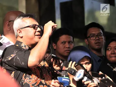 Ketua Komisi Pemilihan Umum (KPU) Arief Budiman memberi keterangan kepada awak media terkait kasus hoaks surat suara tercoblos di Gedung Bareskrim Polri, Gambir, Jakarta, Kamis (3/1). (Merdeka.com/Iqbal S. Nugroho)