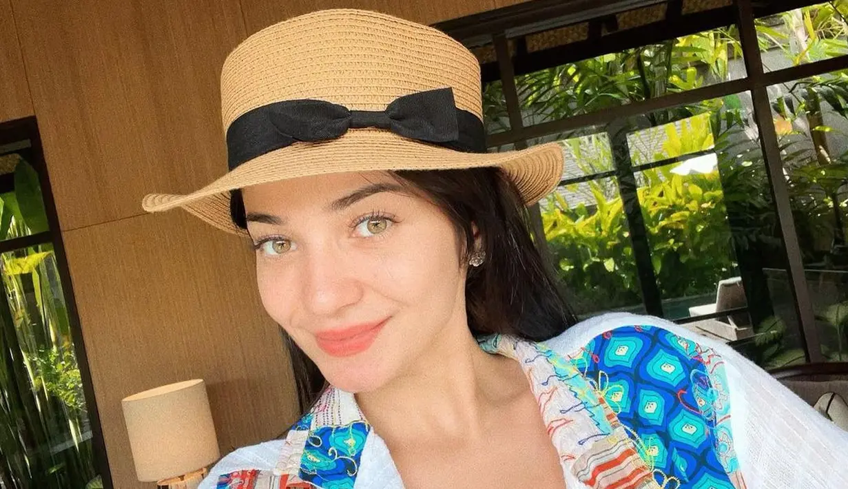 Cantik dari dalam dan luar, begitulah banyak orang mengenal sosok Enzy Storia. Perempuan ramah dan periang ini sering mengunggah foto dirinya selfie pamer bare face yang memperlihatkan kulit sehat dan glowingnya, cantik sekali! Foto: Instagram.