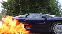 Dipaksa Burnout, Ban Jaguar XJ220 Mengeluarkan Api
