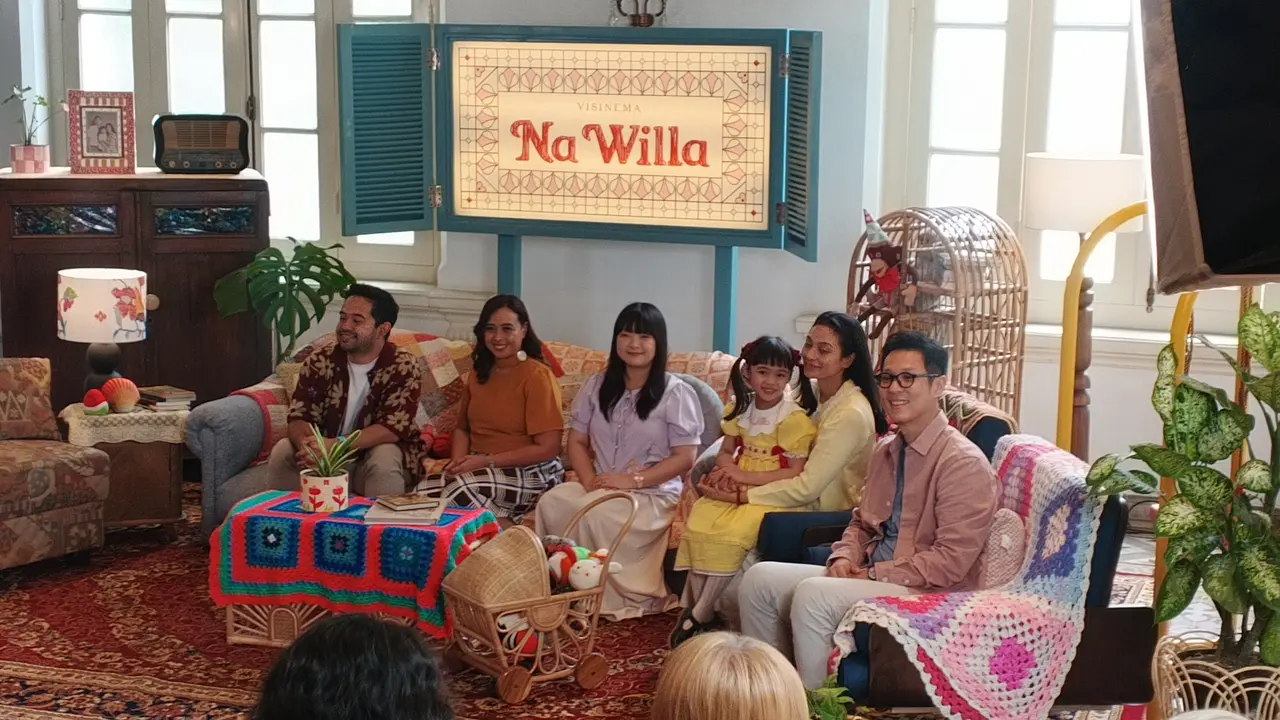 Ryan Adriandhy, Sutradara & Penulis Naskah Na Willa (kedua dari kiri) bersama dengan Anggia Kharisma, Produser Na Willa dan Chief Content Officer Visinema Studios dan Novia Puspa Sari bersama pemeran keluarga Luisa Adreena, Irma Rihi dan Junior Liem