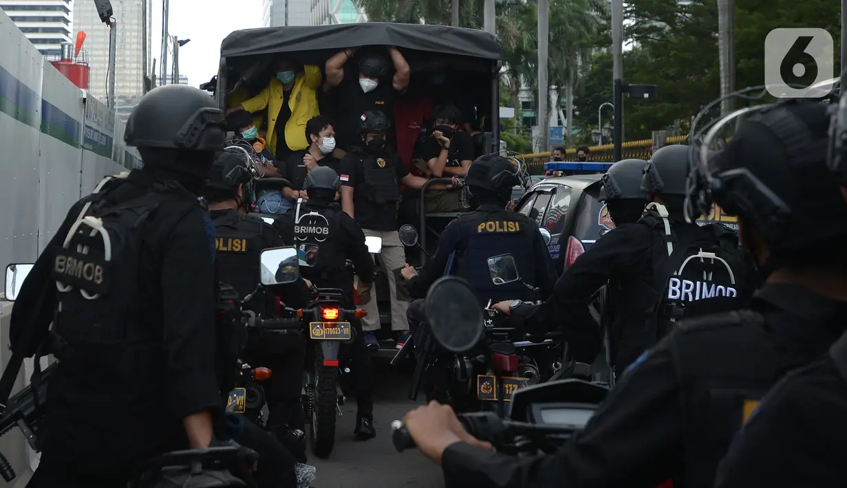 Sebuah truk polisi membawa sejumlah orang saat unjuk rasa memperingati May Day atau Hari Buruh di kawasan Patung Kuda, Jakarta, Sabtu (1/5/2021). Polisi mengamankan sejumlah massa yang diduga mahasiswa dalam aksi unjuk rasa tersebut. (merdeka.com/Imam Buhori)