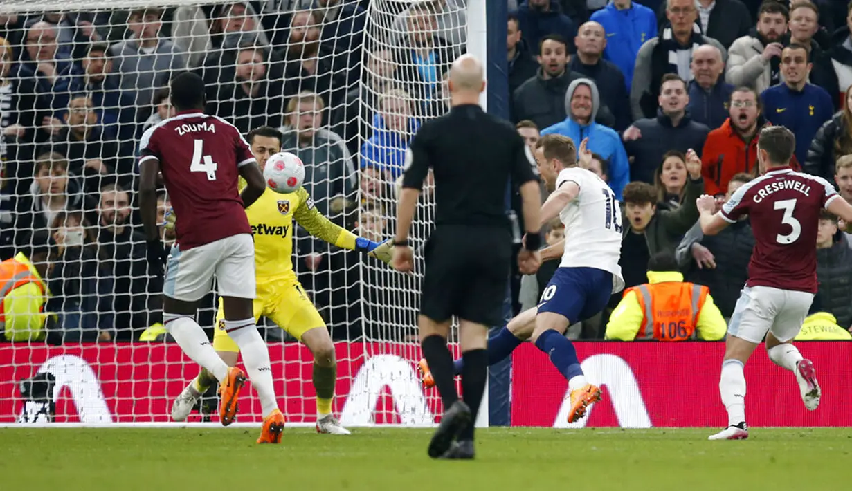 Pemain Tottenham Hotspur Harry Kane (kedua kanan) mencoba mencetak gol ke gawang West Ham United pada pertandingan sepak bola Liga Inggris di Tottenham Hotspur Stadium, London, Inggris, Minggu (20/3/2022). Tottenham Hotspur menang 3-1. (AP Photo/David Cliff)