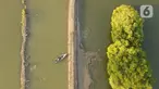 Foto udara suasana Kampung Beting, Desa Pantai Bahagia, Kecamatan Muara Gembong, Bekasi, Jawa Barat, Sabtu (28/8/2021). Kenaikan air laut mengubah semuanya perlahan-lahan. (merdeka.com/Imam Buhori)