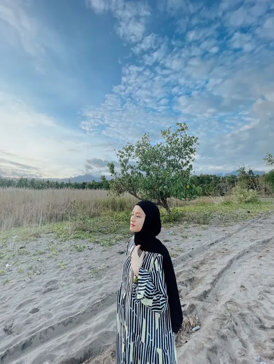 Tak menampik jika kebanyakan pasangan mendambakan jeniss kelamin yang mereka inginkan pada buah hatinya. Begitu juga dengan Rey dan Dinda. Meskipun pada akhirnya ia menyerahkan kepada sang pencipta tentang jenis kelamin anaknya nanti. (Instagram/dindahw)