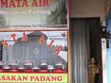 Rumah makan memilih tutup usai kerusuhan yang terjadi di Mako Brimob Kelapa Dua, Depok, Jawa Barat, Rabu (9/5). Aparat kepolisian melakukan sterilisasi di kawasan tersebut lebih dari 100 meter. (Liputan6.com/Immanuel Antonius)
