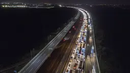 Foto udara ini menunjukkan kendaraanroda empat tersendat saat melintasi&nbsp; Jalan Tol Jakarta - Cikampek di Karawang, Jawa Barat pada 28 April 2022. Lalu lintas di Jalan Tol Jakarta-Cikampek mengalami kemacetan panjang memasuki puncak arus mudik Lebaran 2022. (BAY ISMOYO / AFP)