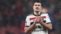 Pemain Manchester United, Harry Maguire memberikan tepuk tangan setelah timnya berhasil menahan imbang Liverpool pada laga lanjutan Liga Inggris 2024/2025 di Stadion Anfiled, Liverpool, Inggris, Minggu (05/01/2024). (AFP/Darren Staples)