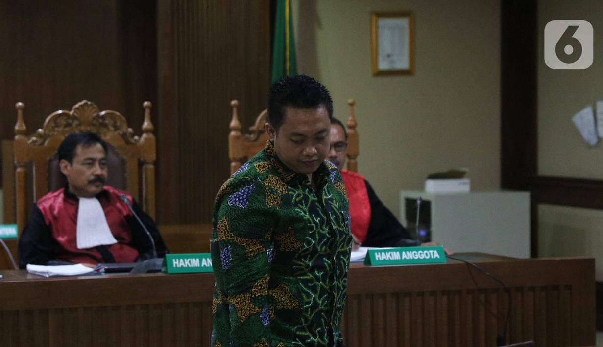 Asisten pribadi mantan Menpora Imam Nahrawi, Miftahul Ulum usai sidang dakwaan di Pengadilan Tipikor Jakarta, Kamis (30/1/2020). Miftahul didakwa menjadi perantara suap Rp 11,5 miliar dari mantan Sekjen KONI Ending Fuad Hamidy dan mantan Bendahara KONI Johnny E Awuy. (Liputan6.com/Angga Yuniar)