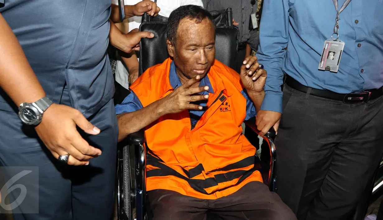 Tersangka dugaan korupsi proyek e-KTP, Sugiharto dibawa keluar Gedung KPK, Jakarta, dengan menggunakan kursi roda menuju mobil tahanan, Rabu (19/10). Sugiharto baru ditahan setelah berstatus tersangka selama 2,5 tahun. (Liputan6.com/Helmi Afandi)