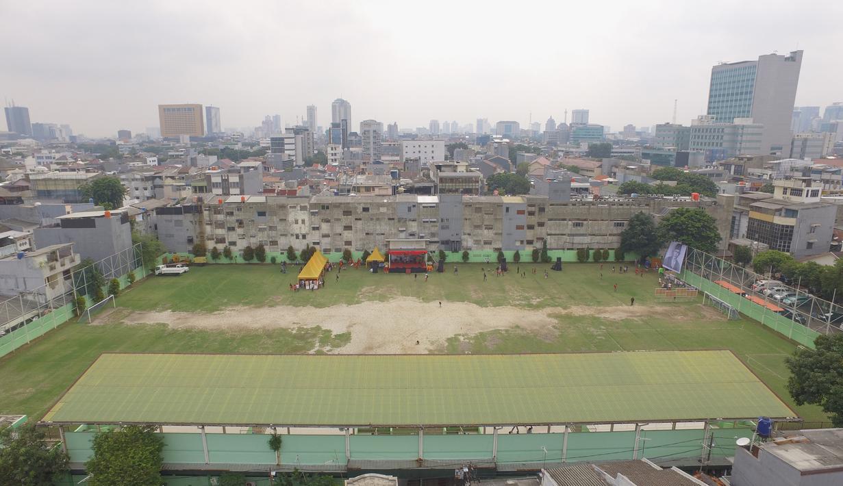 Suasana Stadion VIJ Petojo M.H Thamrin yang terletak di Jakarta, Minggu (17/2). Stadion dengan kapasitas 500 penonton ini merupakan cikal bakal dari kandang Persija Jakarta. (Bola.com/Muhammad Husni)
