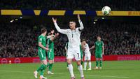 Eskpresi Cristiano Ronaldo saat membela Portugal melawan Republik Irlandia pada lanjutan Kualifikasi Piala Dunia 2026 Zona Eropa di Dublin, Jumat (14/11/2025) dini hari WIB. (Paul Faith / AFP)