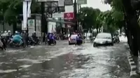 Banjir setinggi 1 meter merendam perumahan mewah di Kemang Timur