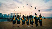 Ilustrasi lulus, wisuda. (Photo by Pang Yuhao on Unsplash)