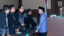 Terdakwa penerbitan SKL terhadap obligor BLBI, Syafruddin Arsyad Temenggung (kanan) berbincang dengan JPU usai mengikuti sidang di Pengadilan Tipikor, Jakarta, Kamis (31/5). Sidang mendengar putusan sela majelis hakim. (Liputan6.com/Helmi Fithriansyah)