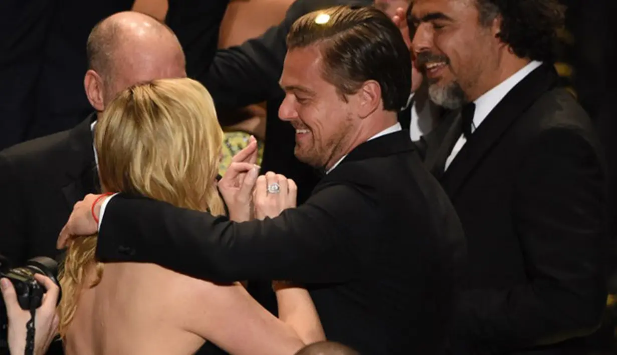 Di sebuah restoran di Santa Monica, mereka diberitakan sedang merayakan ulang tahun sang aktor. Hanya berdua saja, Kate dan Leonardo DiCaprio makan malam bersama di restoran tersebut. (AFP/MARK RALSTON)