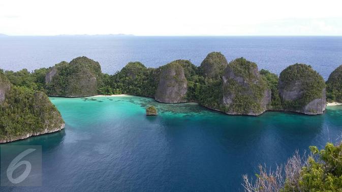 Hamparan lautan biru nan jernih di Pulau Wayag Raja Ampat, Papua Barat. Pulau ini menjadi salah satu ikon Raja Ampat dan tempat favorit para turis untuk berfoto-foto. (Liputan6.com/Zulfi Suhendra)