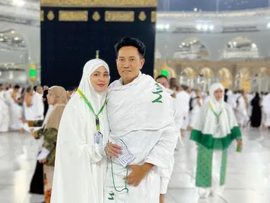 Juliana Moechtar dan Nurwahyudi berangkat umrah sejak beberapa hari lalu. Mereka terbang ke Tanah Suci bersama rombongan dari Indonesia. Keduanya tampak bahagia berfoto di depan Ka'bah. (Liputan6.com/IG/@julianamoechtar)