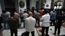 Umat muslim melaksanakan salat zuhur di Masjid Cut Meutia, Jakarta, Kamis (10/3/2022). MUI mengizinkan saf salat kembali rapat seiring kasus COVID-19 mulai landai, selain itu aktivitas pengajian di masjid dan perkantoran dapat dilaksanakan dengan disiplin menjaga kesehatan. (merdeka.com/Imam Buhori)