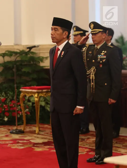 Presiden Joko Widodo memimpin upacara pelantikan Letjen Andika Perkasa sebagai KSAD di Istana Kepresidenan, Jakarta,  Kamis (22/11). Andika yang sebelumnya menjabat Pangkostrad menggantikan Jenderal TNI Mulyono. (Liputan6.com/Angga Yuniar)