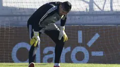 Kiper Argentina Sergio Romero memegang lututnya selama sesi latihan di Ezeiza, Buenos Aires, (22/5). Romero mengalami cedera lutut kanan selama sesi pelatihan dan akan absen di Piala Dunia FIFA 2018 di Rusia. (AFP Photo/Juan Mabromata)