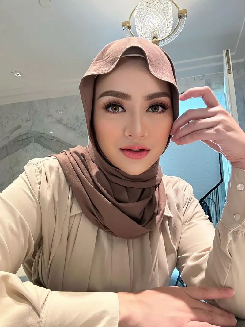 8 Potret Transformasi Gaya Nathalie Holscher, Kini Pose Tanpa Hijab