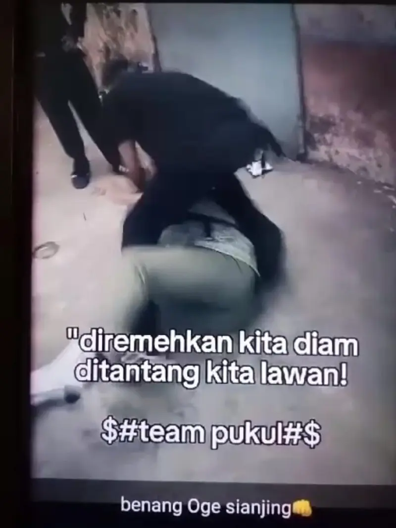 Salah satu tangkapan video aksi perundangan yang melibatkan dua SMP Negeri di Garut, Jawa Barat. (Liputan6.com/Jayadi Supriadin)