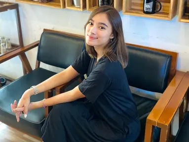 Echi Unyu memang selalu berpenampilan stylish. Meski terkadang tampilannya simpel, namun ia tetap terlihat menawan. Seperti saat perempuan yang dekat dengan Fiki Naki ini memakai oufit serba warna hitam.(Liputan6.com/IG/@desitarllyw)