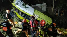 Dalam foto yang disediakan oleh Kantor Pengurangan Risiko dan Manajemen Bencana Kota Iloilo - Unit Pencarian dan Penyelamatan Perkotaan, tim penyelamat mengambil jenazah dari bus penumpang yang rusak di jurang di kota pegunungan Hamtic, Provinsi Antique, Filipina tengah, Rabu (6/12/2023). (Iloilo City Disaster Risk Reduction and Management Office - Urban Search and Rescue Unit via AP)