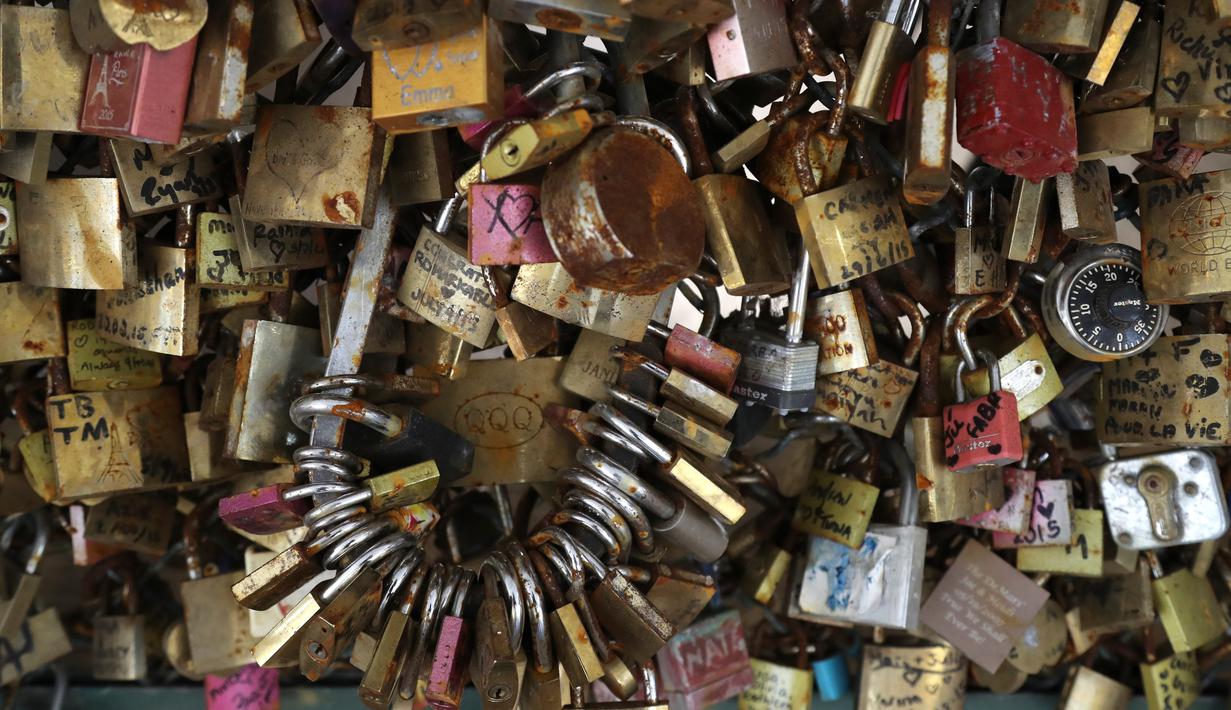 Gembok cinta yang sebelumnya terpasang di Jembatan Pont des Art saat dilelang oleh Ville de Paris, Prancis, Rabu (3/5). Ratusan gembok cinta itu akhirnya dilelang dan hasil dari penjualan akan disumbangkan ke pengungsi di Paris. (Jacques DEMARTHON/AFP)