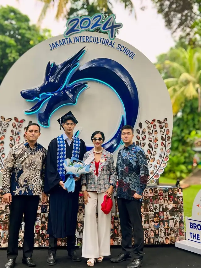 11 Potret Artis Dampingi Anak di Kelulusan Sekolah Tahun 2024, Penuh Rasa Bangga