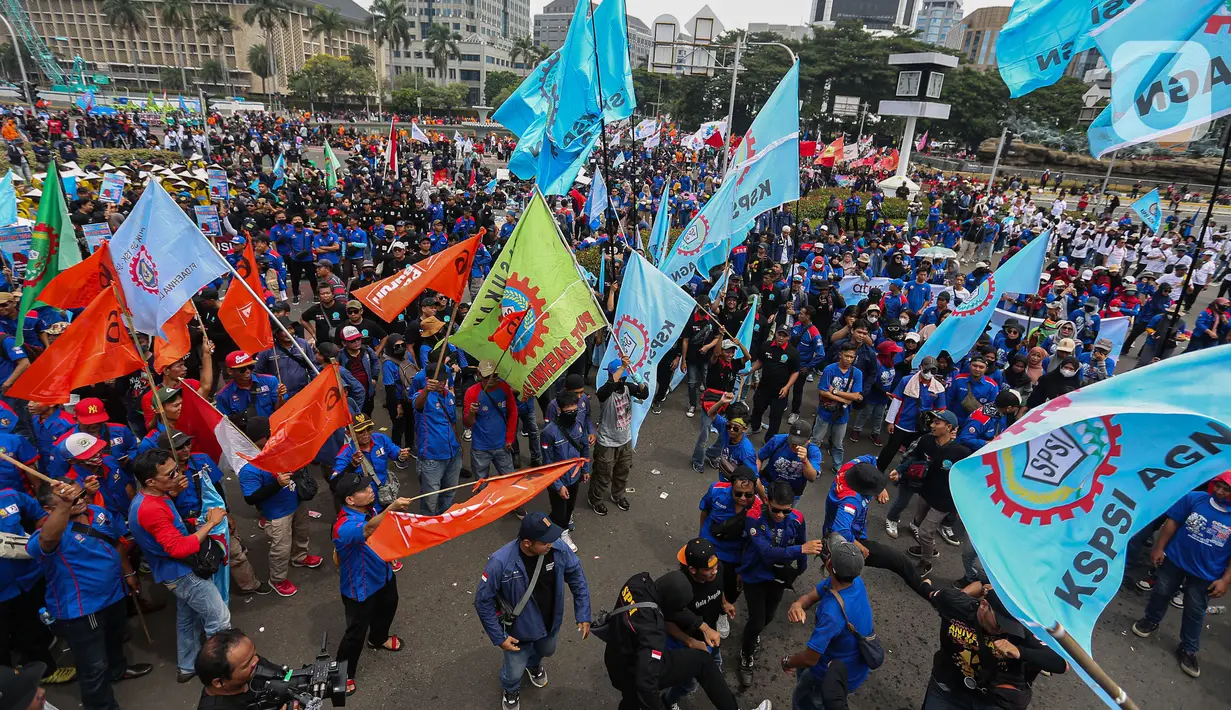Buruh dari berbagai aliansi melakukan aksi damai dalam rangka peringatan May Day atau Hari Buruh Internasional di kawasan Patung Kuda, Jakarta, Rabu (1/5/2024). (Liputan6.com/Angga Yuniar)