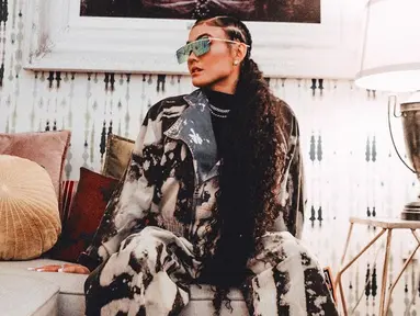 Rambut hitam panjang Agnez Mo beberapa tahun lalu sempat mencuri perhatian netizen. Pasalnya, penampilannya ini terlihat begitu berbeda dibandingkan sebelumnya. (Liputan6.com/IG/@agnezmo)