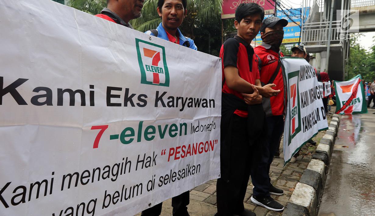 Karyawan Eks 7-Eleven membentangkan spanduk saat Demo di depan Kantor Pengusaha Sungkono Honoris, Jakarta, Rabu (9/1). Mereka menuntut pembayaran uang pesangon yang sampai saat ini belum mereka terima semenjak 7-Eleven tutup. (Liputan6.com/Johan Tallo)