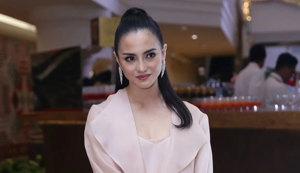 Sekitar delapan bulan ditinggal sang suami untuk selama-lamanya, ibu dua anak itu mengaku sering mendapatkan pertanyaan kapan kembali menikah. Apalagi mengingat usianya terbilang muda, 35 tahun. (Nurwahyunan/Bintang.com)