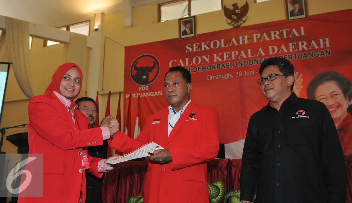 Calon kepala daerah dari PDIP berjabat tangan di saksikan Sekjen PDIP, Hasto Kristianto usai penandatanganan calon kepala daerah dari PDIP, Jawa Barat, Jumat (3/7/2015). (Liputan6.com/Herman Zakharia)