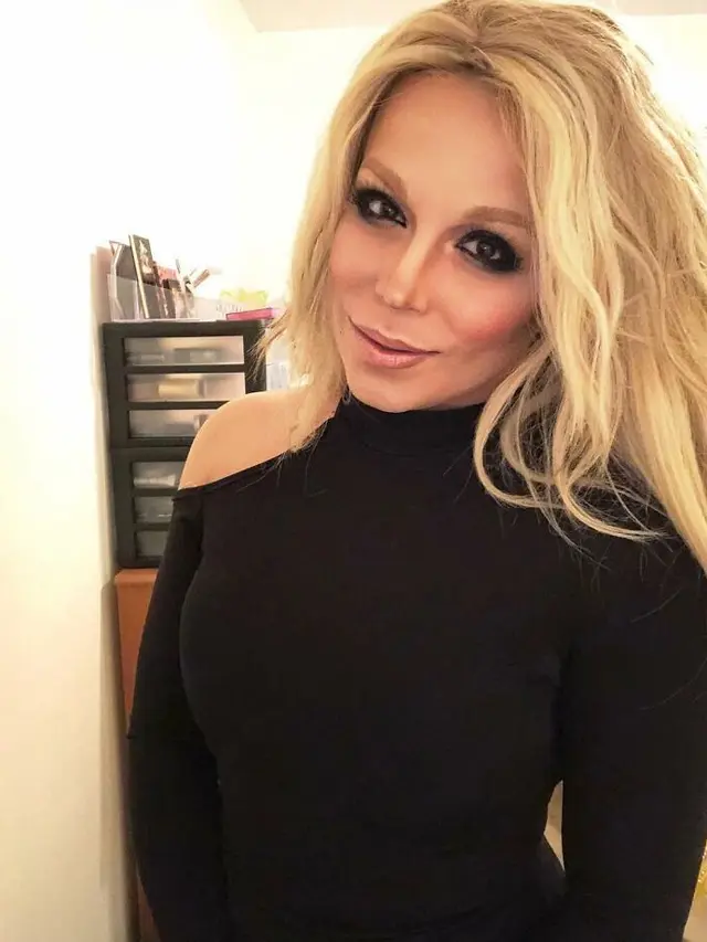 Pria Ini Ubah Wajahnya Bak Artis Ternama dengan Makeup, 7 Hasilnya Mirip Banget
