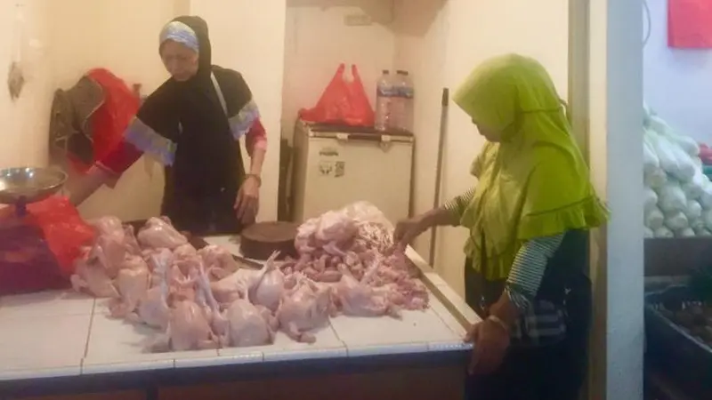 Pedagang ayam potong sedang melayani pembeli di tengah kenaikan harga jelang Idul Adha 2023.