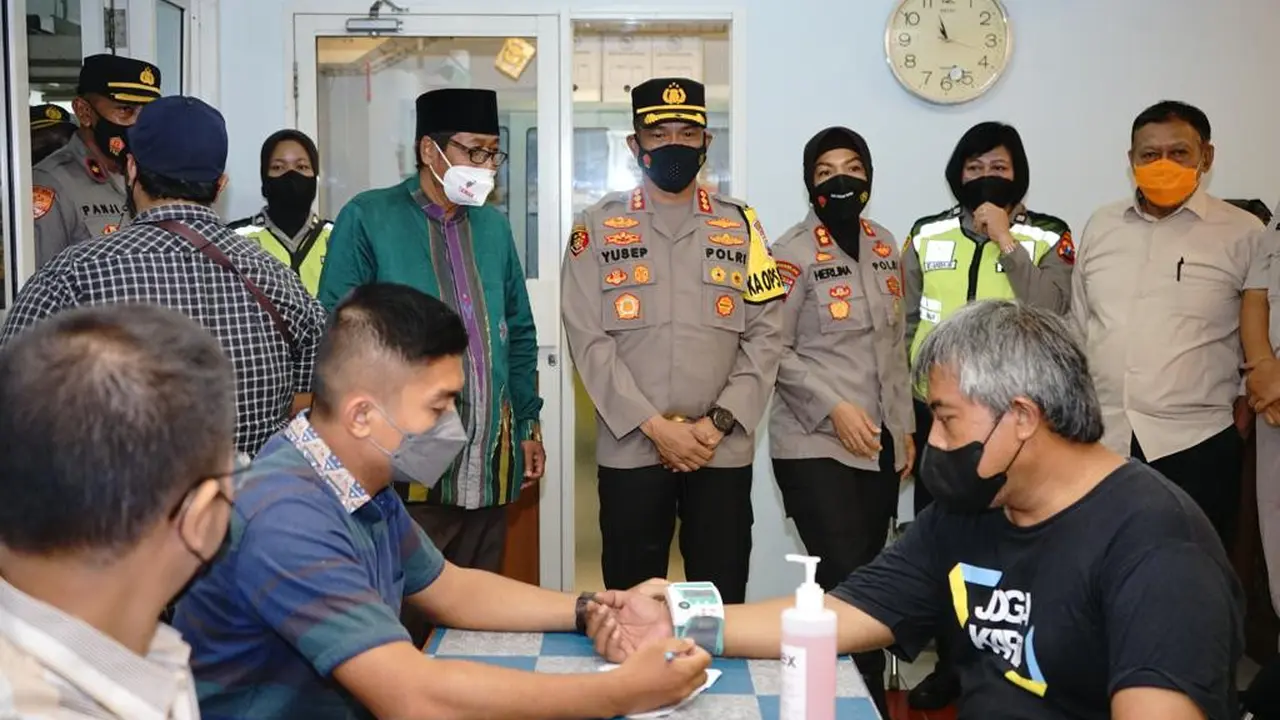 Pelaksanaan vaksinasi booster di Masjid Al Akbar Surabaya. (Dian Kurniawan/Liputan6.com).