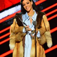 Rumor kehamilan datang dari pelantun lagu 'Umberella', Rihanna disebut-sebut sedang berbadan dua, bahkan sudah dua minggu terakhir ia tak mengosumsi rokok dan alkohol. (AFP/Bintang.com)