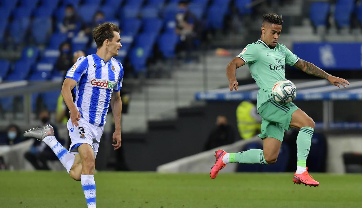 Pemain Real Madrid, Mariano Diaz, mengontrol bola saat melawan Real Sociedad pada laga La Liga di Reale Seguros Stadium, Minggu (21/6/2020). Real Madrid menang 2-1 atas Real Sociedad. (AP Photo/Alvaro Barrientos)