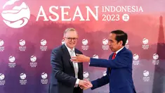 Presiden Indonesia Joko Widodo (kanan) menyapa Perdana Menteri Australia Anthony Albanese selama pertemuan bilateral mereka di sela-sela KTT Perhimpunan Bangsa-Bangsa Asia Tenggara (ASEAN) di Jakarta, Kamis, 7 September 2023. (Bagus Indahono/Pool Photo via AP)