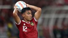 Pemain Timnas Indonesia, Pratama Arhan, melakukan lemparan ke dalam pada laga FIFA Matchday melawan Argentina yang berlangsung di Stadion Utama Gelora Bung Karno (SUGBK), Senayan, Jakarta, Senin (19/06/2023). (Bola.com/Bagaskara Lazuardi)