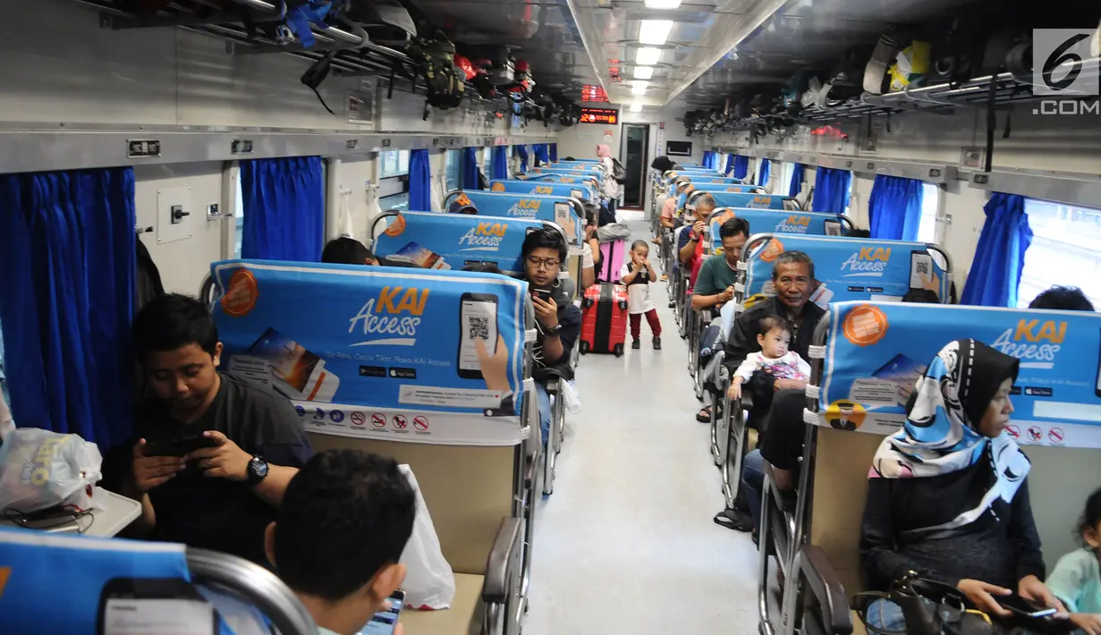 Sejumlah penumpang berada dalam kereta api di Stasiun Pasar Senen, Jakarta, Selasa (16/4). PT KAI Daop 1 Jakarta mengoperasikan 11 KA tambahan guna mengantisipasi melonjaknya penumpang pada libur panjang akhir pekan ini. (Liputan6.com/Herman Zakharia)